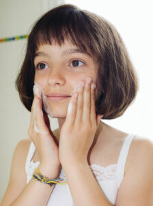 Petite fille réalisant une routine