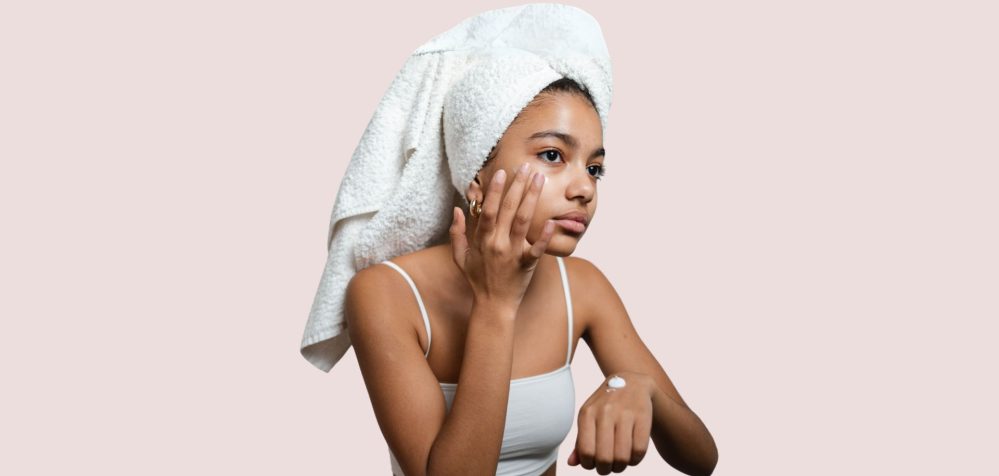Pré-ados qui s'applique de la crème sur le visage